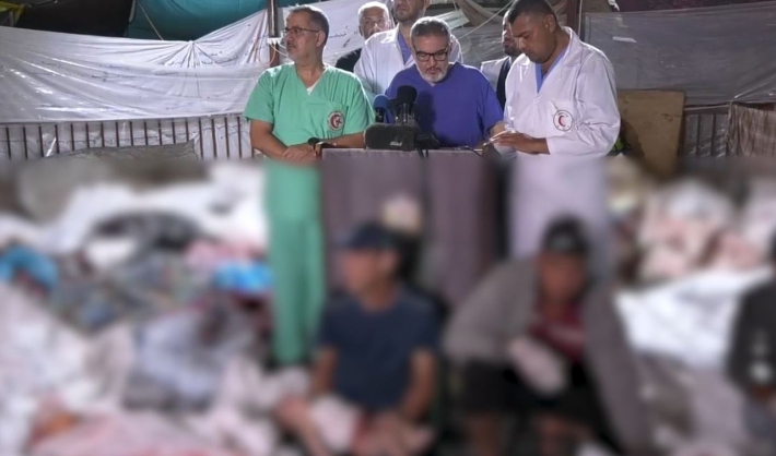 Gazze’de bombalanan hastanede cenazeler arasında basın toplantısı düzenlendi