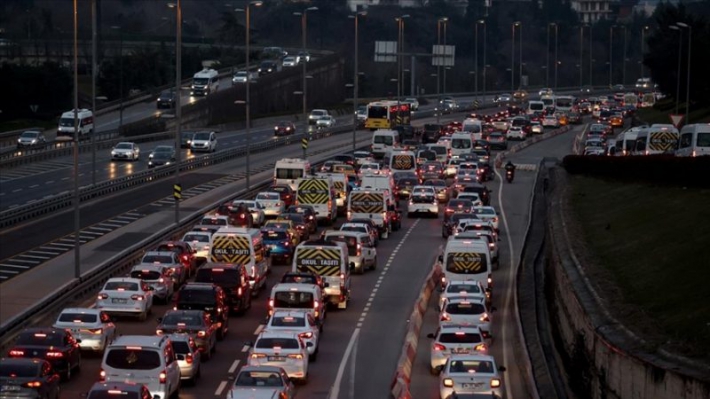 İstanbul’da sokağa çıkma kısıtlamasının sona ermesiyle trafik yoğunluğu arttı