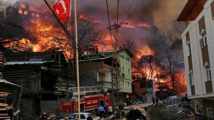 Artvin’de bir köyde çok sayıda eve sıçrayan yangına müdahale ediliyor