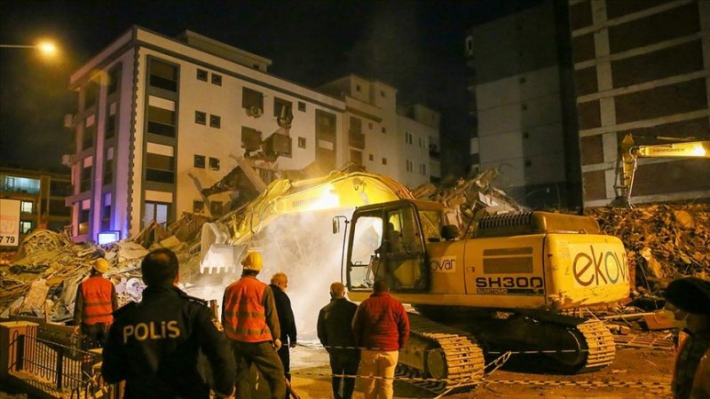 İzmir’de kontrollü yıkım sırasında bir binanın çökmesiyle ilgili soruşturma başlatıldı