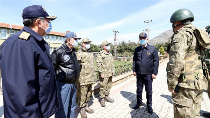 Bakan Akar, beraberindeki TSK Komuta Kademesi ile Gökçeada’da komandolarla bir araya geldi