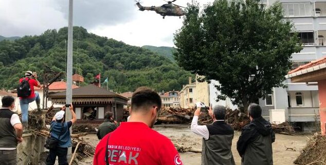 Arama Kurtarma Ekipleri, selden etkilenen vatandaşlara yardım ediyor