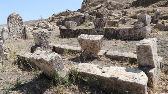 Hasankeyf’teki ters üçgen süslemeli mezar taşlarının ilçeye özgü olduğu düşünülüyor