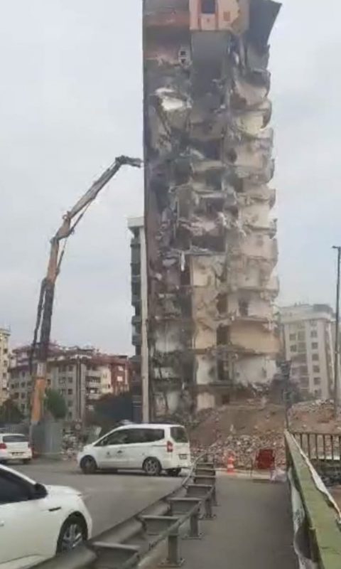 Pendik Mostar Köpürsünde Tehlikeli Yıkım…