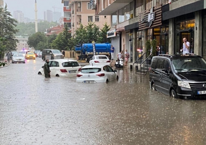 Sağanak yağış su baskınlarına yol açtı