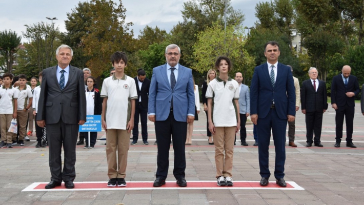 Eğitim Haftası Atatürk Anıtı’na Çelenk İle Başladı