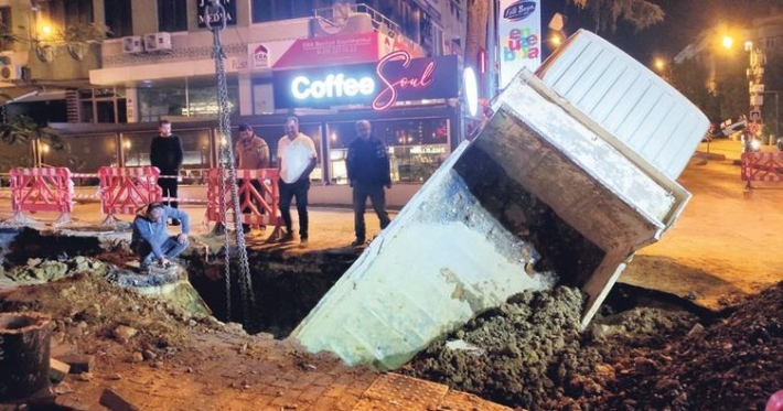 Yol Çöktü, Kamyon Çukura Düştü