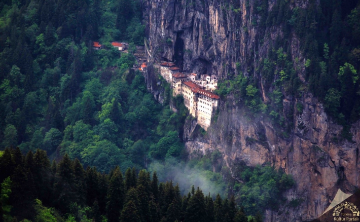 Dağın Eteklerine İnşa Edildi: Sümela Manastırı