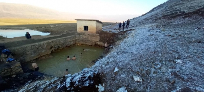 Bitlis Soğuğunda üstü açık kaplıcaya girdiler