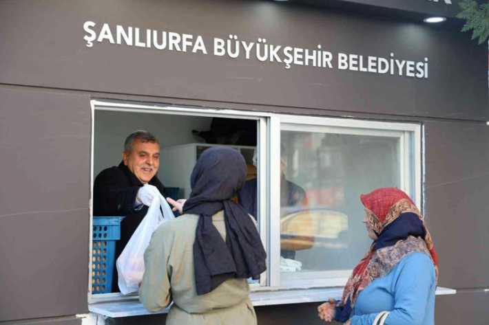 Belediye başkanı halk ekmek büfesinde satış yaptı