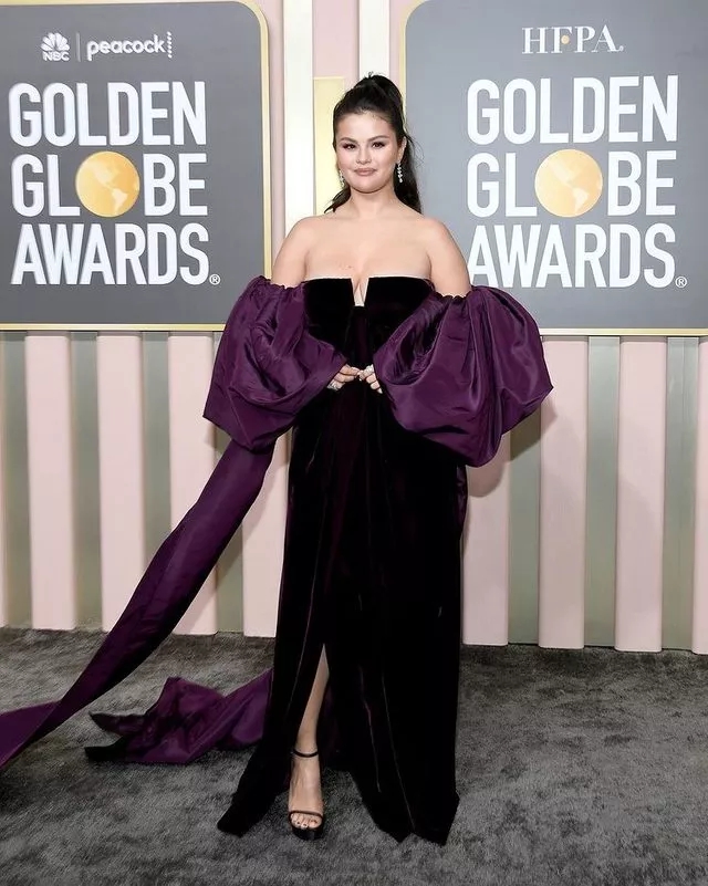 Kilosu İle Gündem Olan Selena Gomez’in Dekolteli Elbisesi Dikkat Çekti!