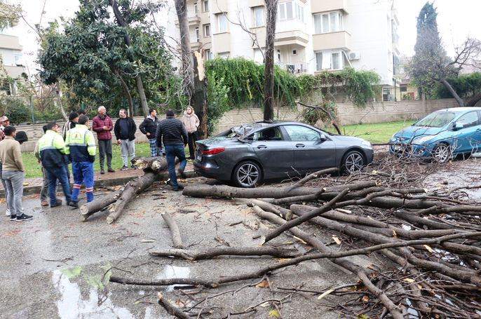 Antalya’da Kuvvetli Yağış Göle Çevirdi