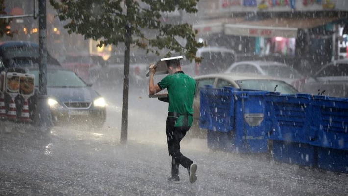 İstanbul’un bazı bölgelerinde sağanak ve dolu etkili oldu