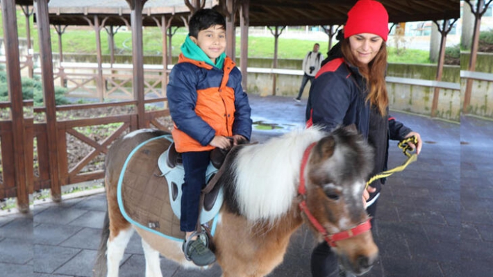 Depremzede çocuklar at binip, boyama yaptı