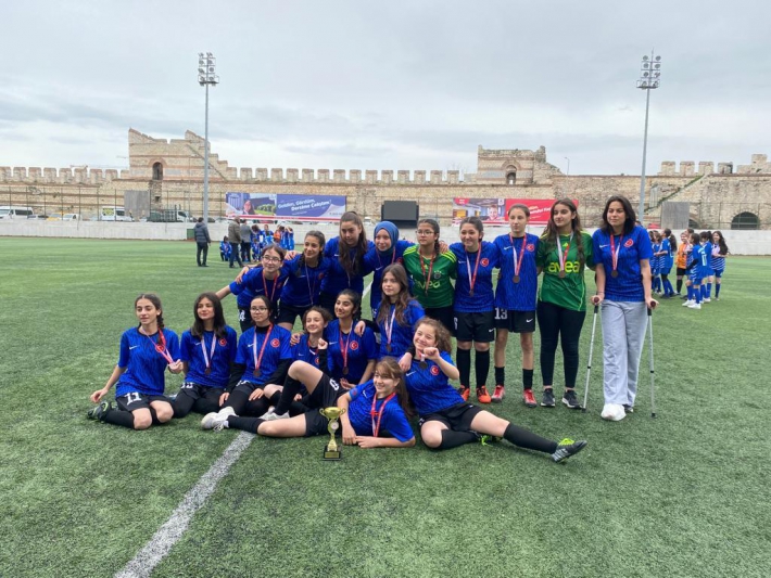Velibaba Ortaokulu Kız Futbol Takımı İstanbul 3.’sü