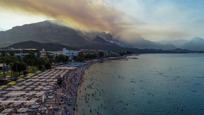 Türkiye’de orman yangınları: Kemer’deki yangın devam ediyor