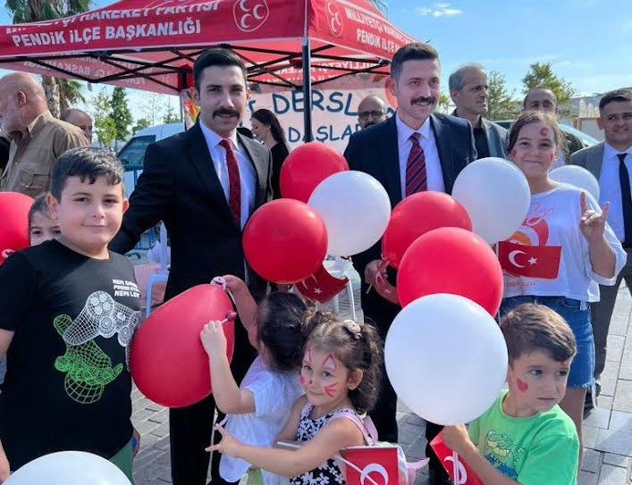 MHP Pendik’ten minik öğrencilere Türk Bayrağı, Balon ve Şeker