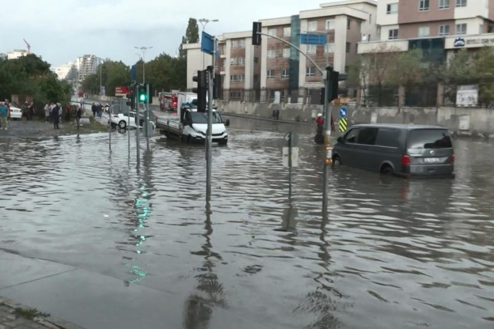 İstanbul’da sağanak etkili oldu: Su baskınları yaşandı