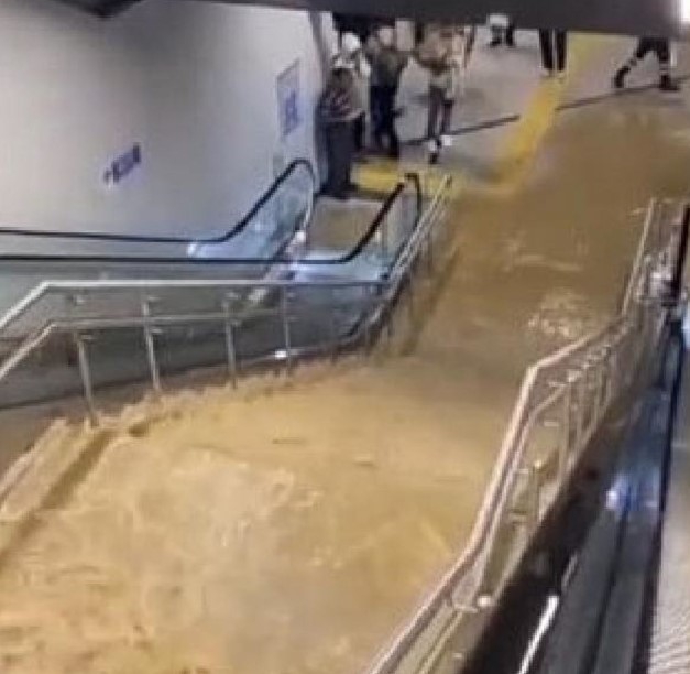 Pendik’te Metro İstasyonu Su Baskınına Uğradı