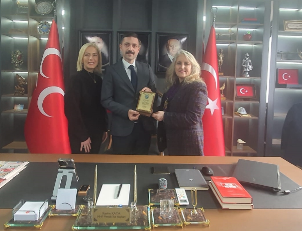 İstanbul Pendik Derneği’nden MHP İlçe Başkanı Kerim Kaya’ya Teşekkür Plaketi