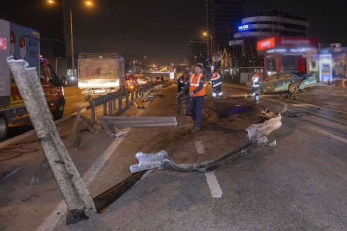 Kartal'da hafif ticari araç taksiye çarptı: 1'i ağır 4 yaralı