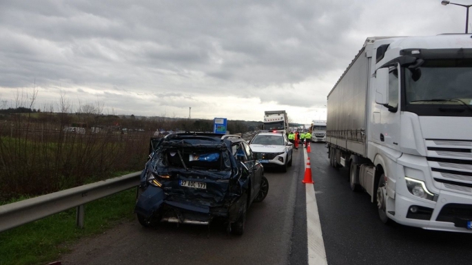 Lastiği Patlayan Tır, Otomobile Çarptı