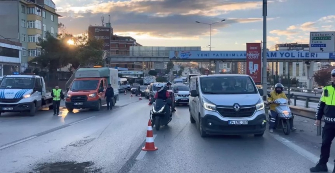 Pendik'te Kamyonet Devrildi