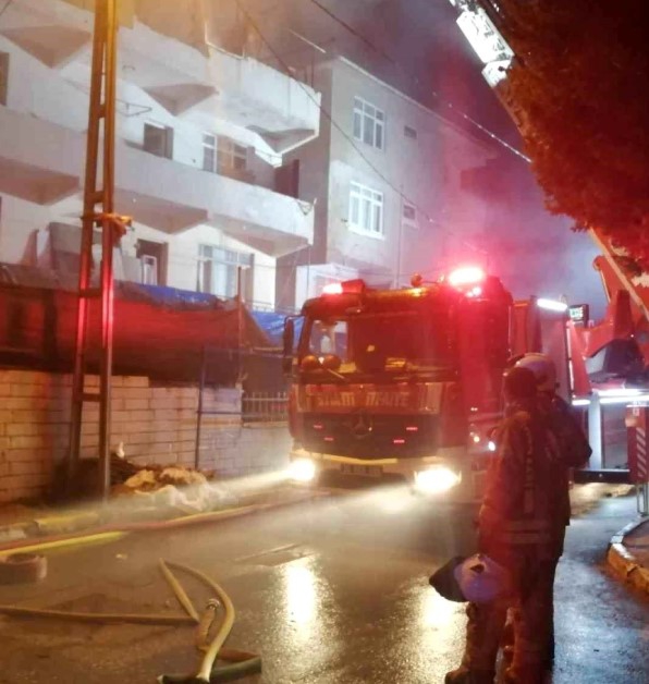 Pendik'te Kimyasal Madde Depolanan Çatıda Yangın Çıktı