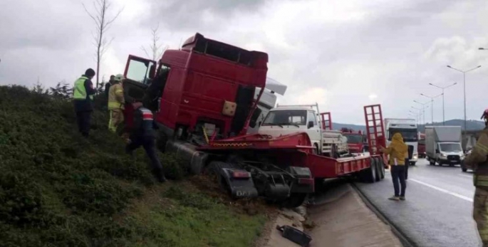 Pendik'te Kuzey Marmara Otoyolu'nda Tır Çarpışması: Yolcu Yaralandı