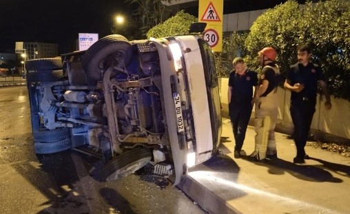  Pendik'te Sebze Yüklü Kamyonet Devrildi: 2 Yaralı