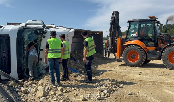 Pendik TEM Otoyolu'nda Kamyon Devrildi