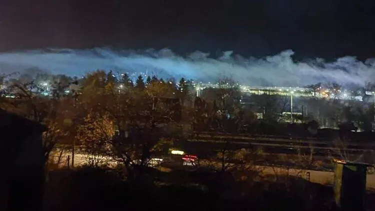 Sırbistan’ın güneydoğusunda yer alan Pirot şehrinde Niş-Dimitrovgrad demir yolu hattında Amonyak taşıyan bir yük treni raydan çıktı. Treninin raydan çıkması sonucu yaşanan sızıntı nedeniyle 50 kişi zehirlendi, 1 kişi öldü.