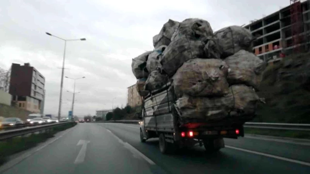 Aşırı yüklü kamyonun E-5 karayolunda ilerlediği anlar kamerada