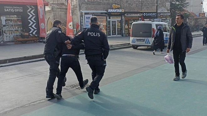 Pazarcı çıkarıldığı nöbetçi mahkemece tutuklandı. Pazarcı hakkında hakkında ‘silahlı tehdit’ suçlamasıyla işlem yapıldığı öğrenildi.