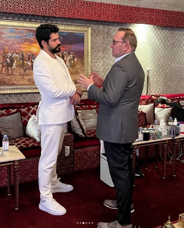 Burak Özçivit tepkilerden sonra Kevin Spacey ile fotoğraflarını sildi