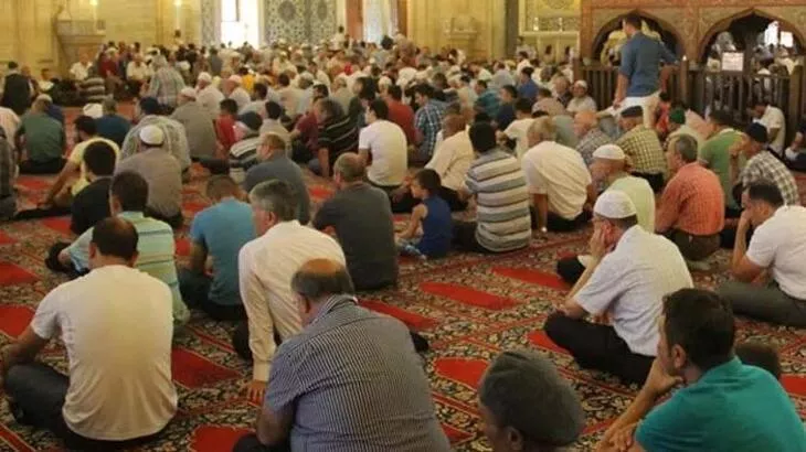 camide namaz kılan insanlar