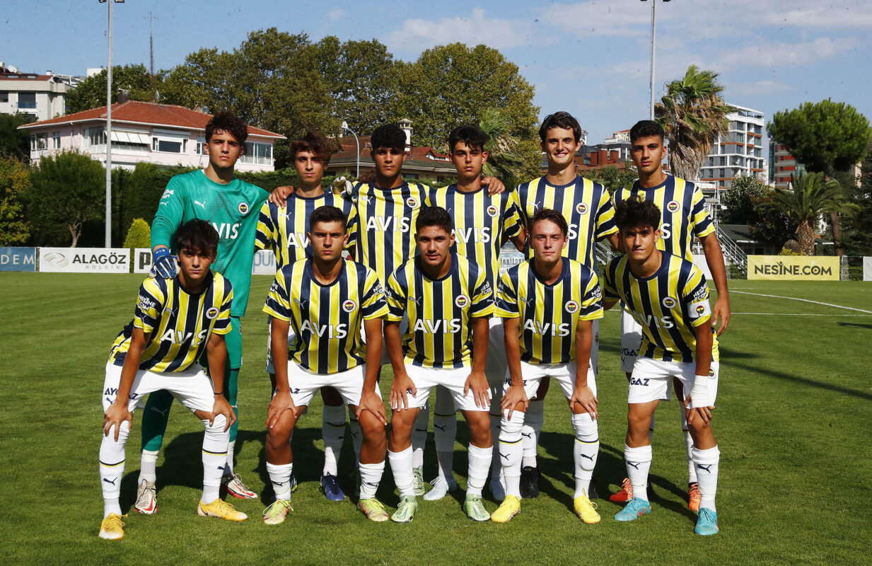 Fenerbahçe Rezerv Lig futbolcuları takım fotoğrafı çektiriyor