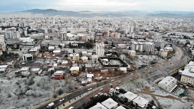 İstanbullular güne beyaz örtüyle uyandı