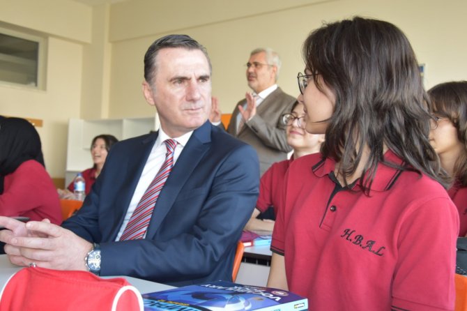 Pendik Kaymakamı Mehmet Yıldız öğrencilerle birlikte