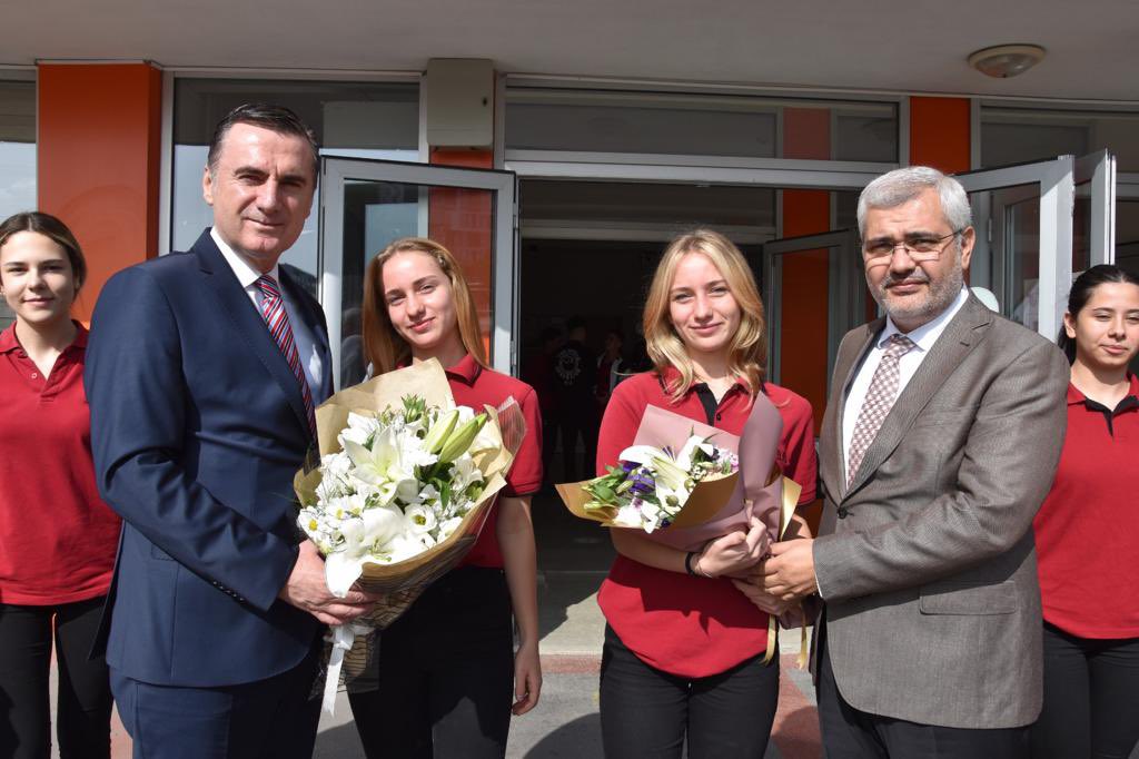 Pendik Kaymakamı Mehmet Yıldız okul ziyaretinde öğrencilerle birlikte