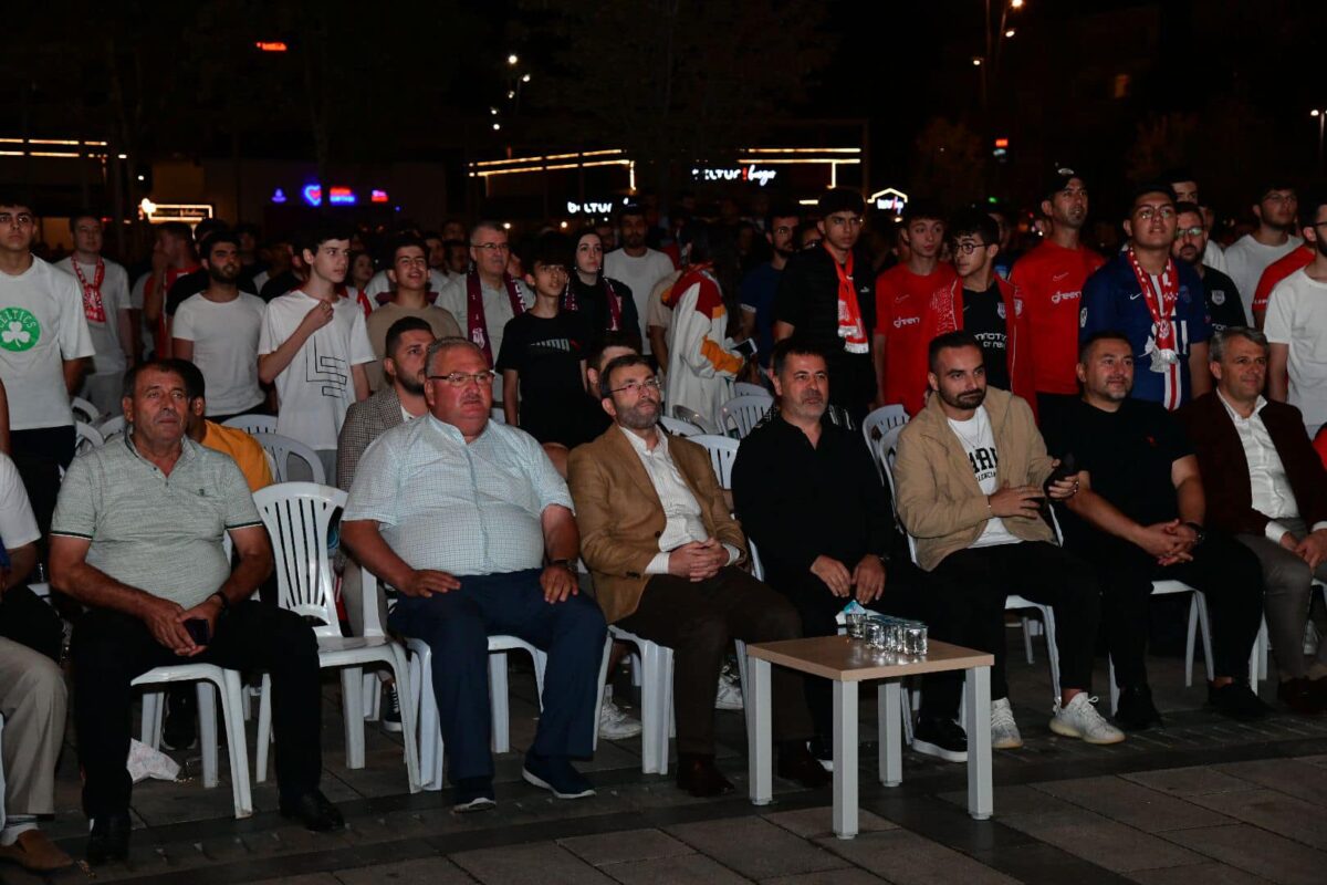 Pendik Belediye Başkanı Ahmet Cin, geçmiş dönem Pendikspor başkanlarından Sami Bayram ve Şampiyonluk sezonunun başkanı Mustafa Şahinyılmaz taraftarla maçı takip etti.