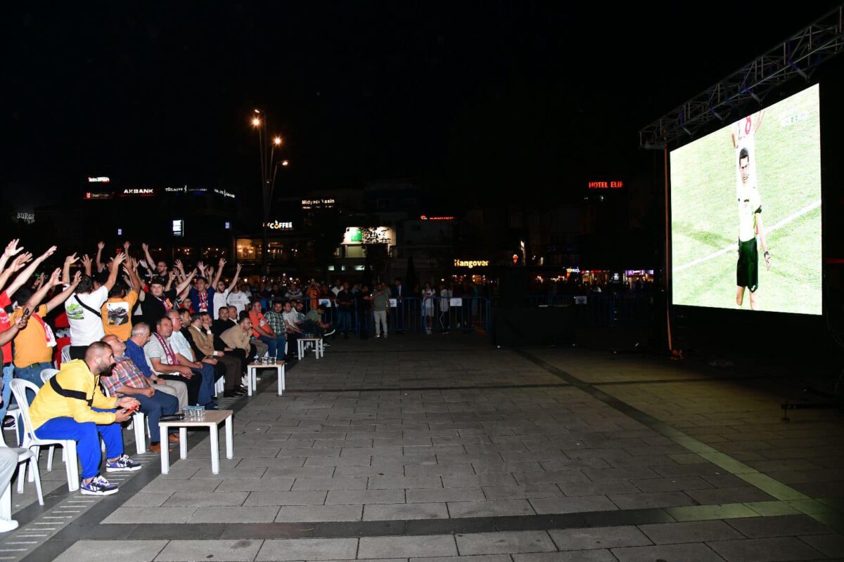 Pendikliler Pendik Sahil Meydanında dev ekranda maçı izliyor.