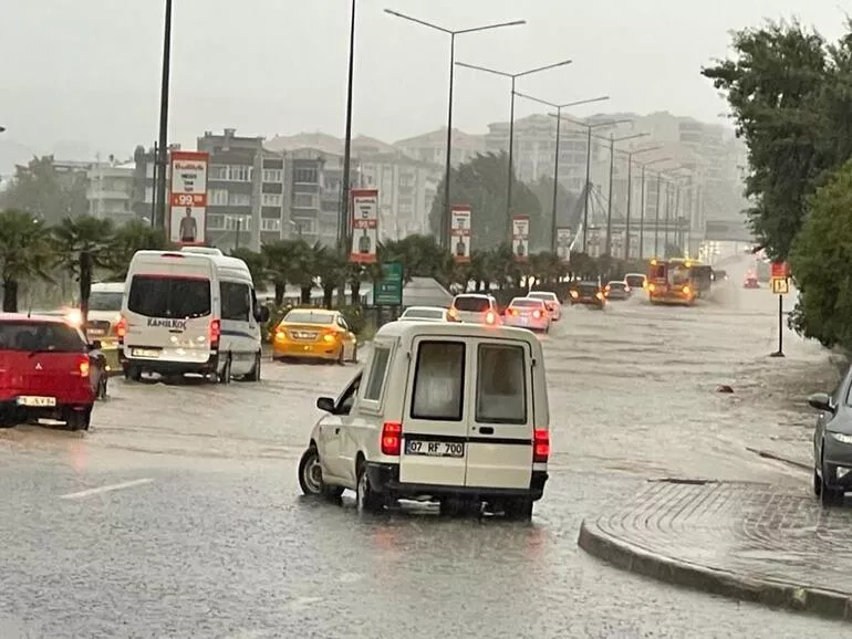 Kuvvetli yağıştan dolayı sürücüler arabalarını kullanırken zorluk yaşıyor.