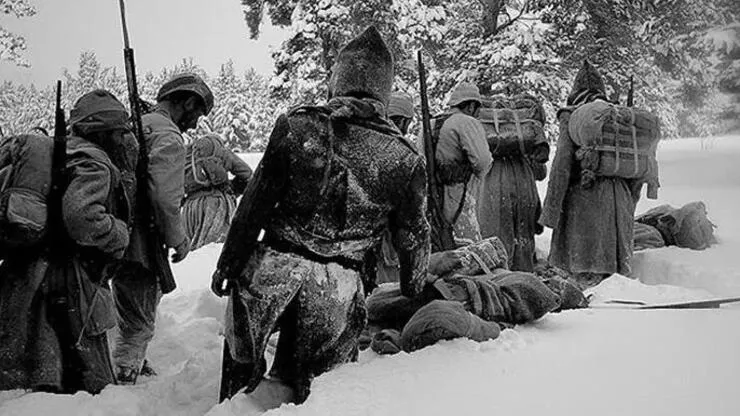 Sarıkamış‘ta 60 bini donarak olmak üzere 78 bin şehit vermiştik. 1914 yılının 15-22 Aralık tarihleri arasında, Sarıkamış yakınındaki Allahuekber dağlarında, Kars’ı Ruslardan geri almak için harekata katılan 60 bin asker donarak öldü.