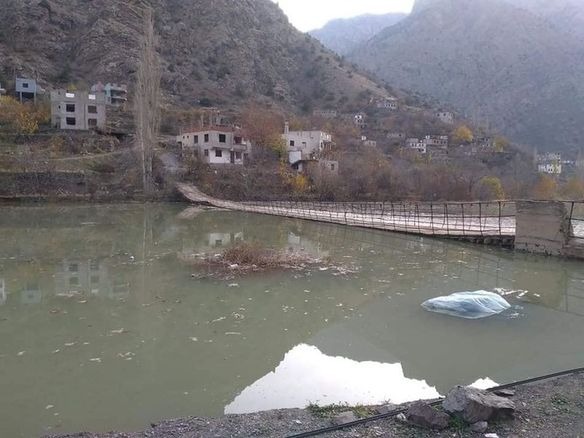 Baraj suları Irmakyanı köyüne bulunan asma köprü başta olmak üzere alt mahalledeki evlerin duvarlarına erişti. Bölge halkı, son kez evlerini görebilmek için hüzünlü bir şekilde köye giderek izlemeye başladı.